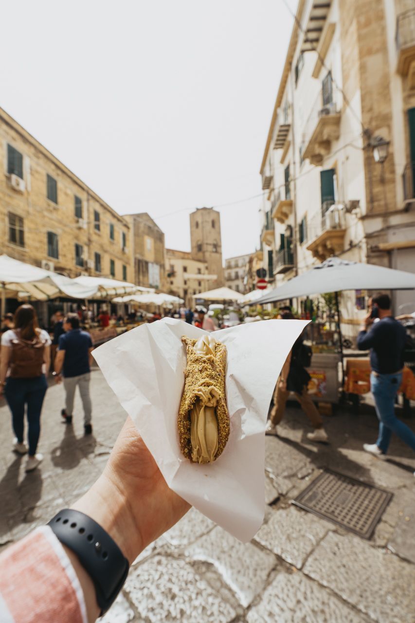 Holding a caneloni in Palermo