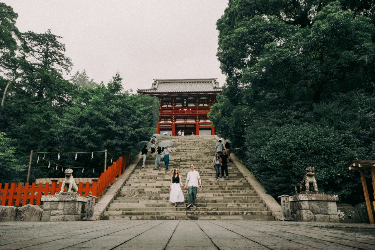 A couple holding hands at the stairs of Tsurugaoka Hachimangu in Kamakura.