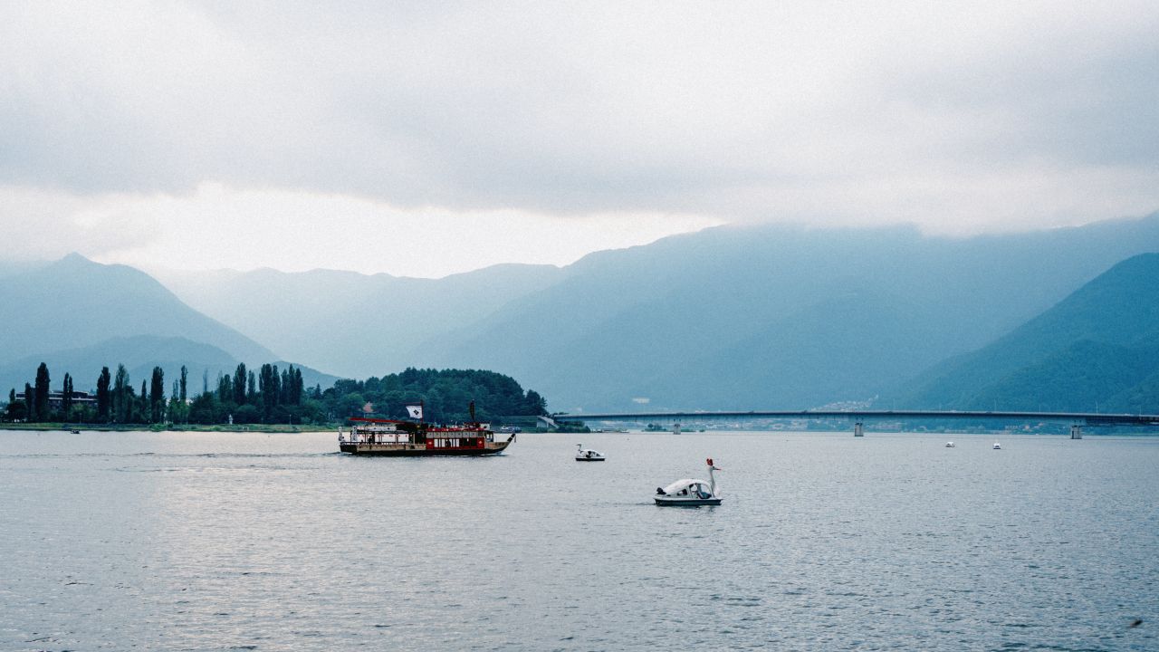 Scenic view of Kawaguchiko Lake, Japan.