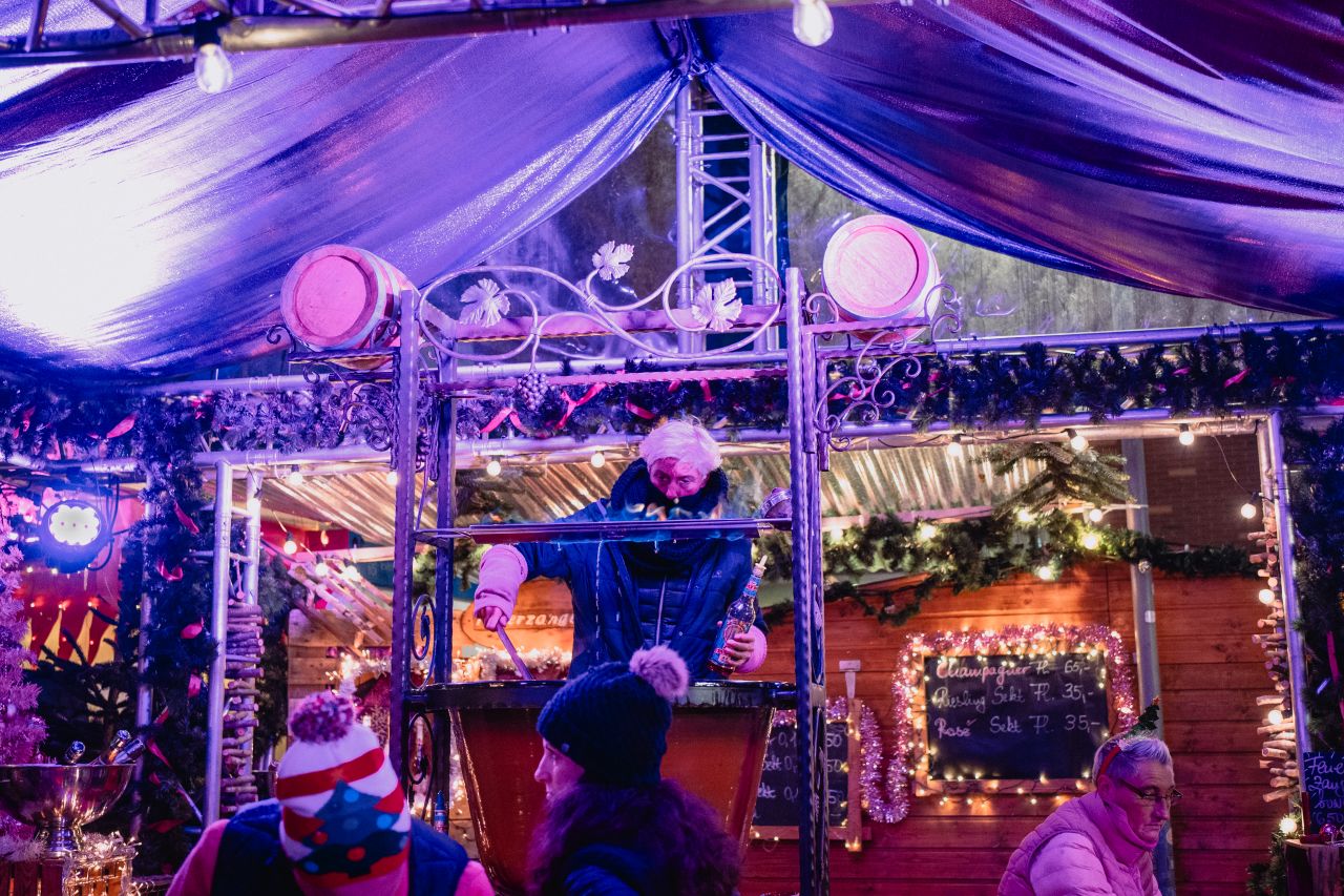 Preparation of the Feuerzangenbowle at Pink Christmas Market.