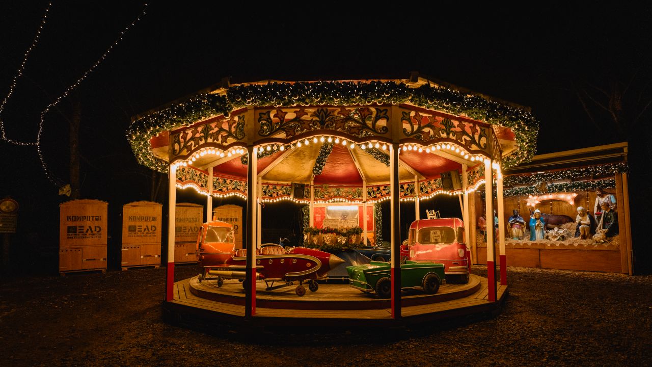 Retro carousel at Sachsenhäuser Weihnachtsmarkt am Goetheturm.
