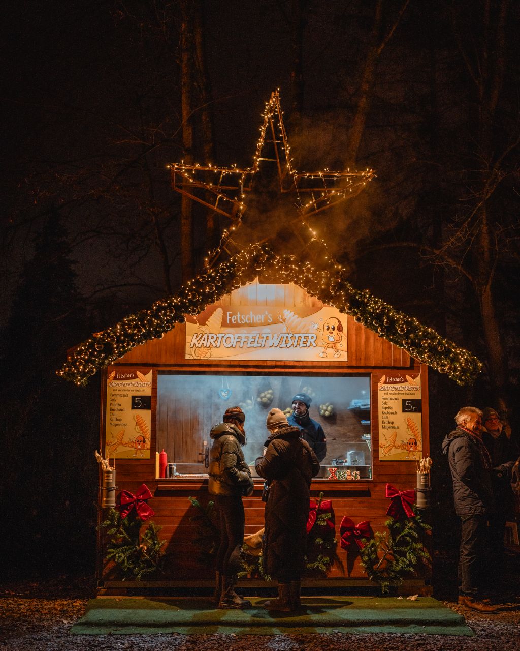 Stand at Sachsenhäuser Weihnachtsmarkt am Goetheturm.